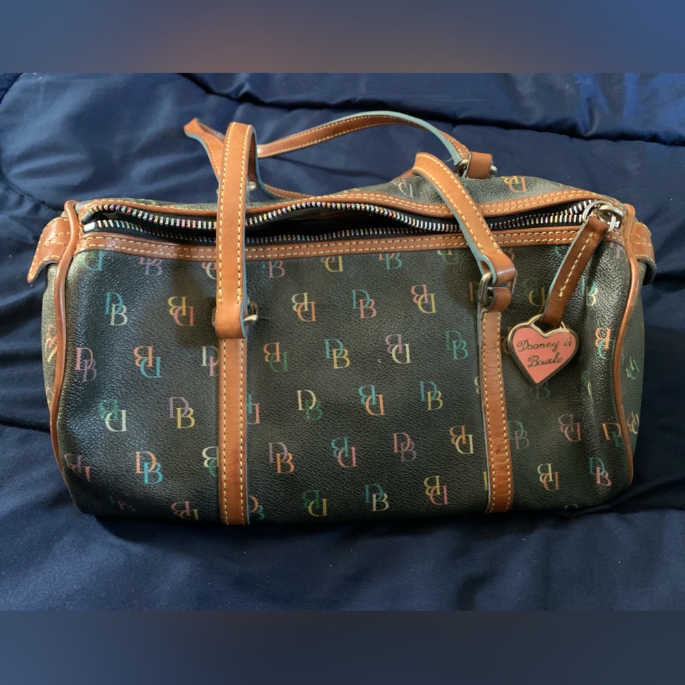 Dooney and Bourke black barrel hand bag
